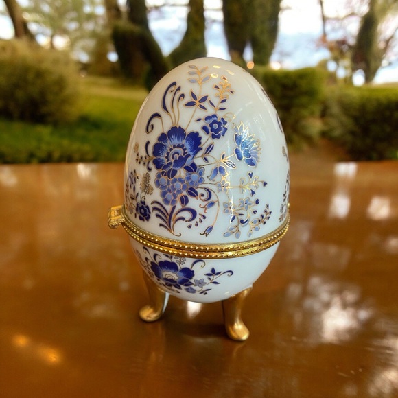 Vintage three footed egg shaped trinket box in excellent condition. - Picture 2 of 6